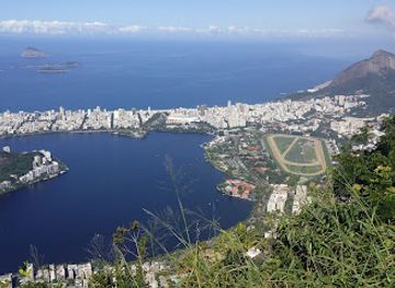 brazil/rio-de-janeiro/landmark/estatua-de-carlos-drummond-de-andrade
