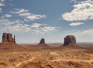 arizona/monument-valley/landmark/explore-monument-valley