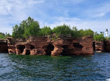 wisconsin/madeline-island/landmark/apostle-islands-sea-cave-tours