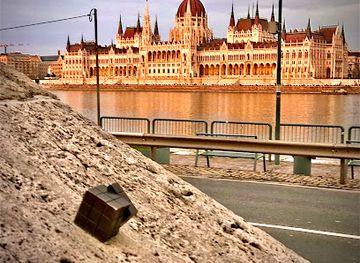 hungary/kiskunsag/landmark/chief-worm-mini-statue-by-kolodko