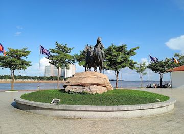 cambodia/kandal/landmark/sculpture-of-decho-meas-decho-yat