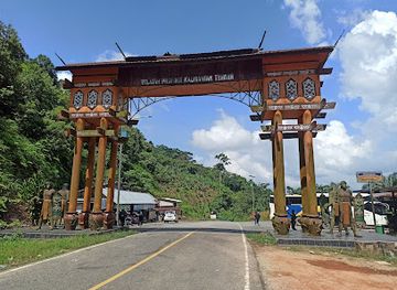 indonesia/kalimantan/landmark/provincial-boundary-marker-between-west-and-central-kalimantan