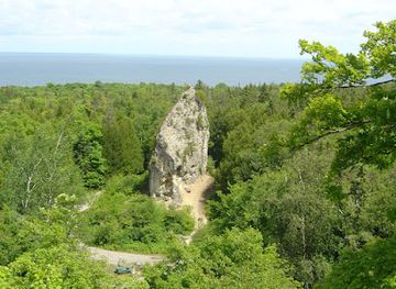 michigan/mackinac-island/landmark/sugar-loaf-rock