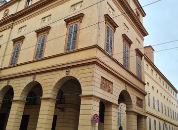 italy/modena/landmark/monumento-a-luciano-pavarotti