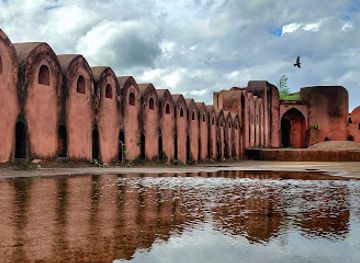 india/madhya-pradesh/landmark/old-structure-lunhera-of-sarai