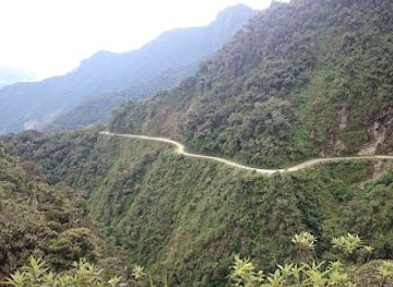bolivia/yungas-road/landmark/camino-de-la-muerte