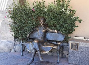 california/palm-springs/landmark/lucille-ball-statue