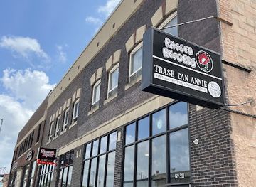 iowa/davenport/landmark/trash-can-annie-vintage-styling-photography