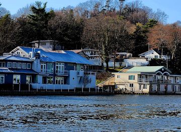 michigan/saugatuck/landmark/wicks-park-bar-grille