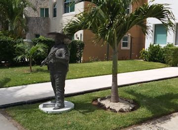 mexico/playa-del-carmen/landmark/statue-of-the-mexican-revolutionary