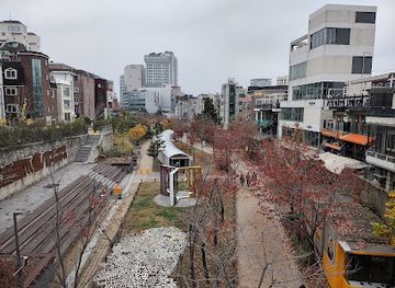 south-korea/seoul/hongdae/landmark/gyeongui-line-book-street
