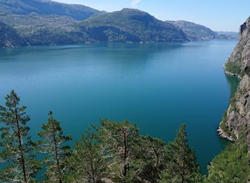 norway/lysefjord/landmark/hengjanefossen-waterfall