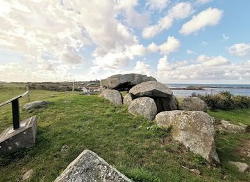 guernsey/lihou/landmark/le-trepied