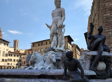 italy/lunigiana/landmark/fountain-of-neptune