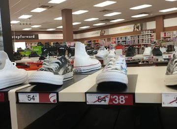 nebraska/columbus/landmark/famous-footwear