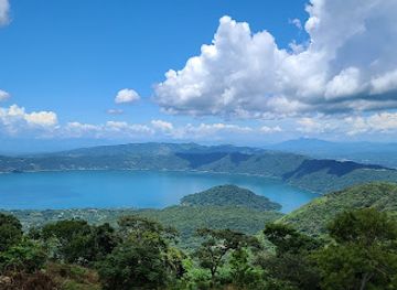el-salvador/lake-coatepeque/landmark/mirador-del-arbol-seco-lago-de-coatepeque
