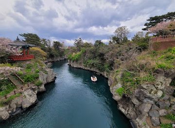 south-korea/jeju-city/landmark/yongyeon-pond