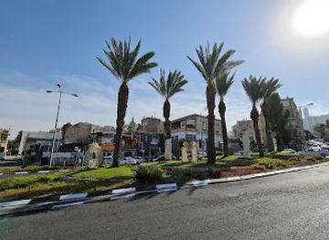 israel/haifa/wadi-nisnas/landmark/emil-khavivi-square