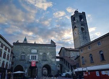 italy/bergamo/landmark/piazza-vecchia