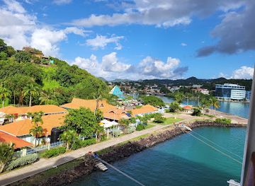 saint-lucia/marigot-bay/landmark/derek-walcott-square