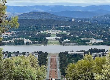 australia/canberra/landmark/canberra-tracks-mount-ainslie