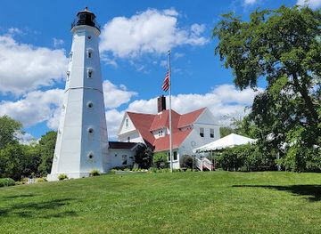 wisconsin/milwaukee/downtown/landmark/north-point-lighthouse