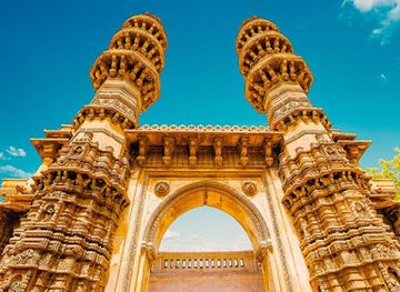 india/ahmedabad/landmark/jhulta-minara-sidi-bashir-mosque