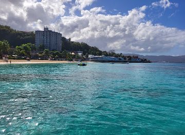 jamaica/montego-bay/hip-strip/landmark/doctor-s-cave-beach
