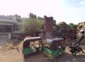 india/vadodara/sayajigunj/landmark/historical-bridge