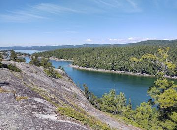 canada/northern-ontario/landmark/agawa-rock-pictographs