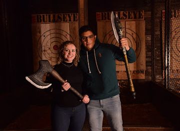 illinois/schaumburg/landmark/bullseye-axe-throwing-lounge