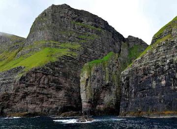 faroe-islands/vagar-island/landmark/vestmanna-sea-cliffs-tours