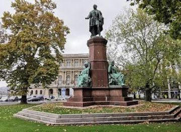 hungary/budapest/landmark/count-istvan-szechenyi-statue
