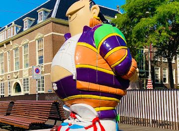 netherlands/the-hague/centrum/landmark/standbeeld-haagse-harry