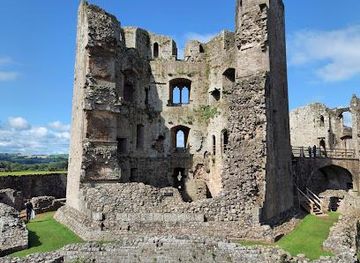 united-kingdom/cardiff/attraction/raglan-castle-2