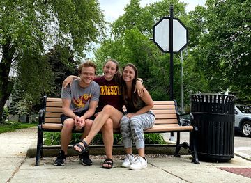 illinois/oak-lawn/landmark/historic-bench