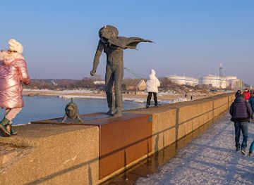 lithuania/samogitia/landmark/skulptura-pasivaiksciojimas-su-zuvimi