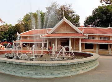 cambodia/prey-veng/landmark/wat-phnom-park-fountain