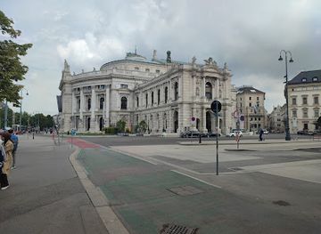 austria/vienna/landmark/wachterin-skulptur