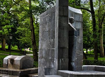 spain/oviedo/landmark/monument-to-leopoldo-alas
