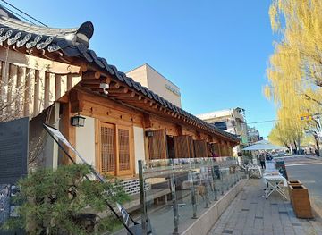 south-korea/suwon/landmark/haenggung-dong-mural-village