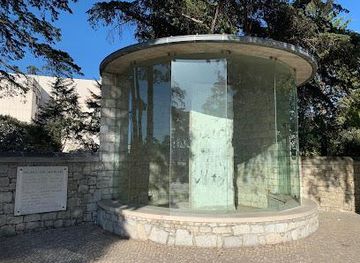 portugal/viseu/landmark/fragment-of-the-berlin-wall