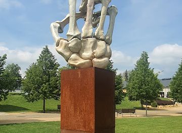 czechia/kutna-hora/landmark/socha-kostra-ruky