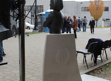 indiana/bloomington/landmark/captain-janeway-statue