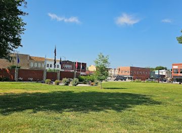 kansas/southeast-kansas/landmark/largest-town-square-in-the-united-states