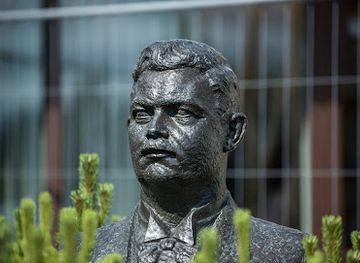 iceland/hafnarfjordur/landmark/borour-edilonsson-laknir-rikarour-jonsson-1958