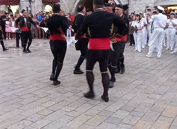 montenegro/bay-of-kotor/landmark/trg-od-oruzja