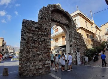 italy/taormina/landmark/porta-messina