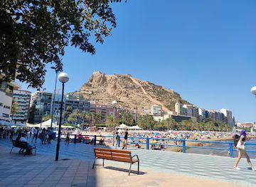 spain/alicante/playa-del-postiguet/landmark/placa-de-la-porta-de-la-mar