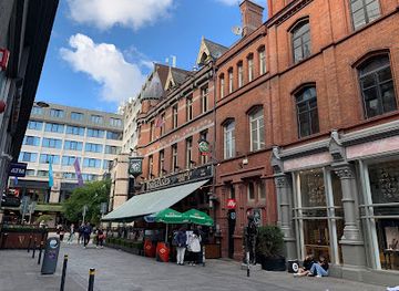ireland/dublin/grafton-street/landmark/phil-lynott-statue